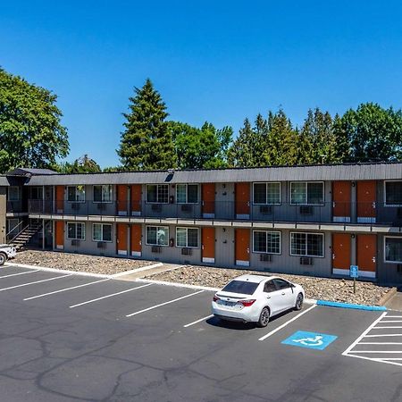 Econo Lodge Inn & Suites West Portland/Hillsboro Exterior photo