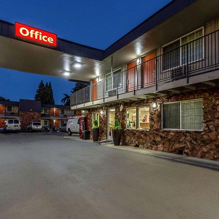 Econo Lodge Inn & Suites West Portland/Hillsboro Exterior photo