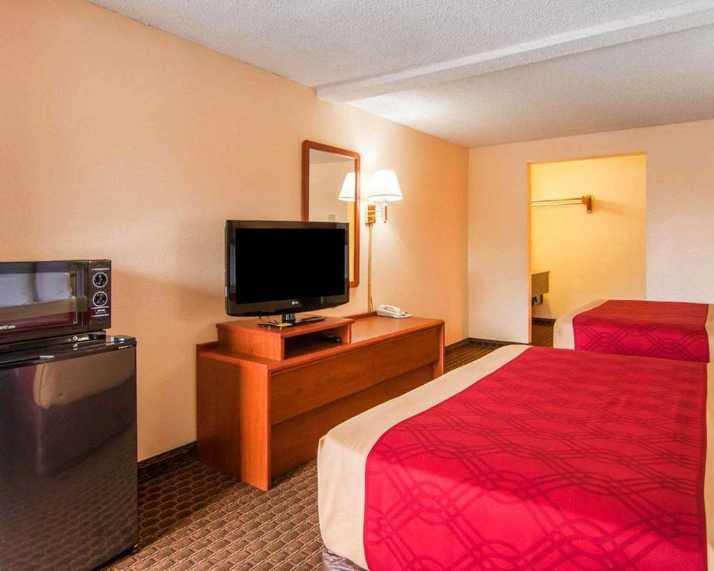 Econo Lodge Inn & Suites West Portland/Hillsboro Room photo