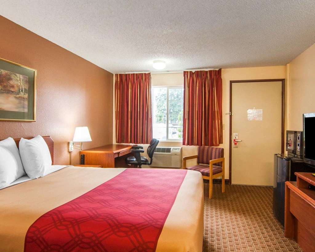 Econo Lodge Inn & Suites West Portland/Hillsboro Room photo