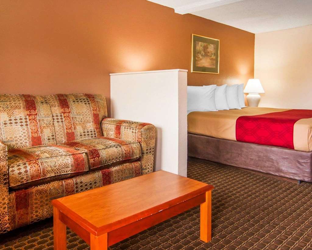 Econo Lodge Inn & Suites West Portland/Hillsboro Room photo