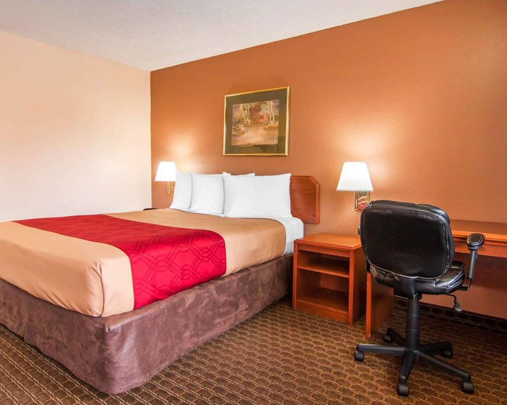 Econo Lodge Inn & Suites West Portland/Hillsboro Room photo