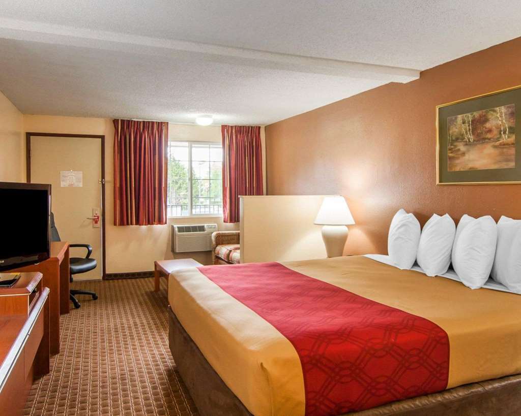 Econo Lodge Inn & Suites West Portland/Hillsboro Room photo