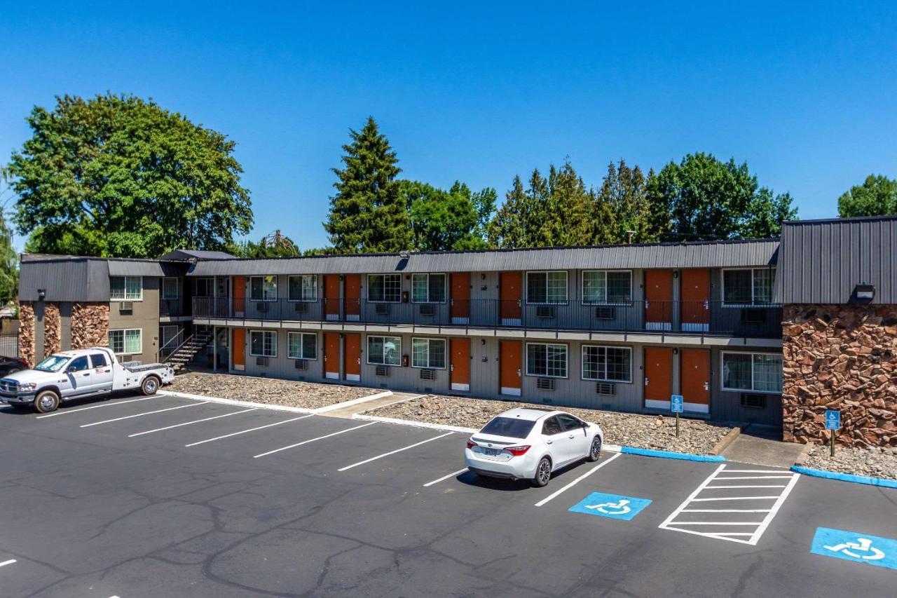 Econo Lodge Inn & Suites West Portland/Hillsboro Exterior photo