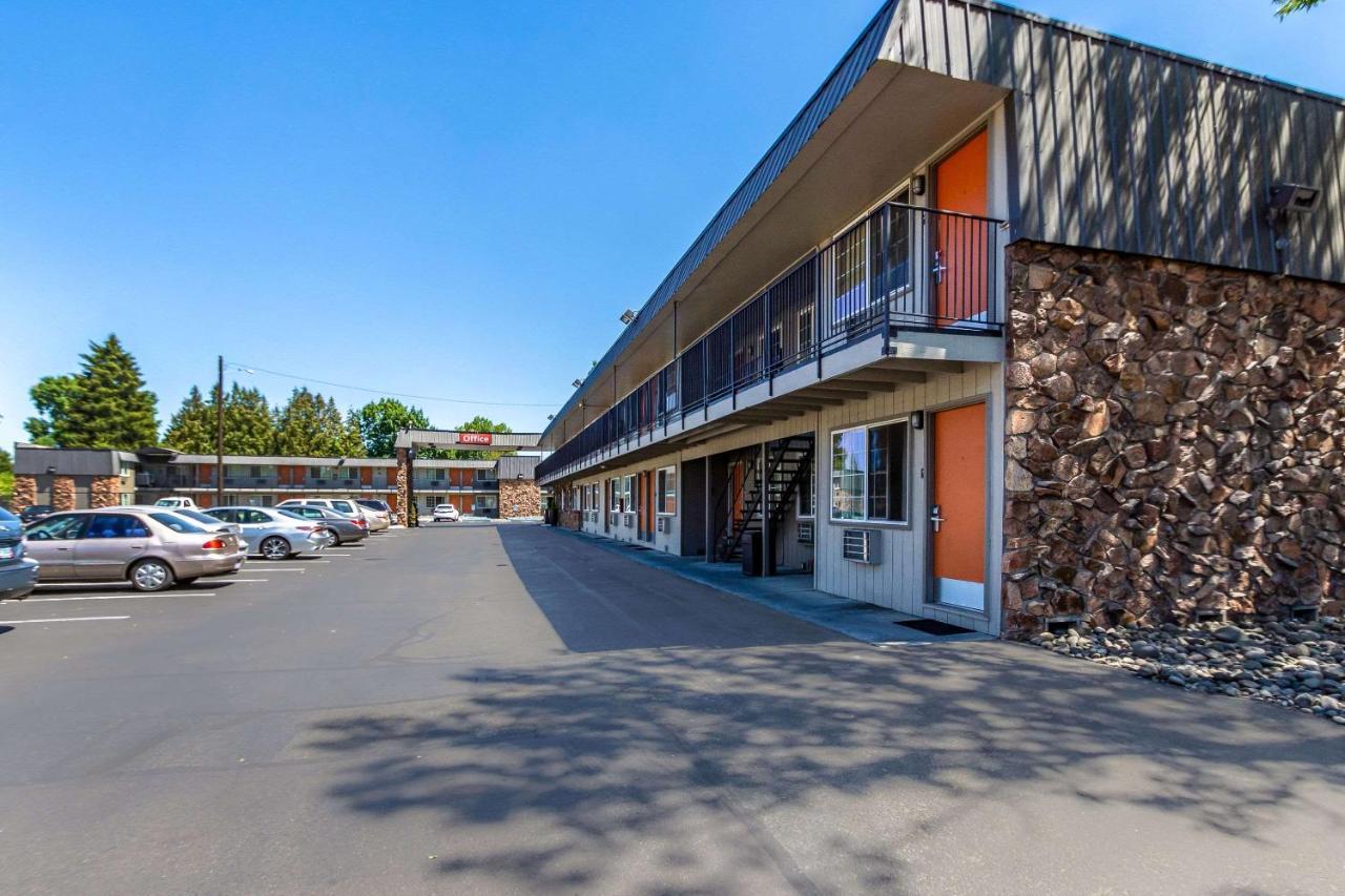 Econo Lodge Inn & Suites West Portland/Hillsboro Exterior photo