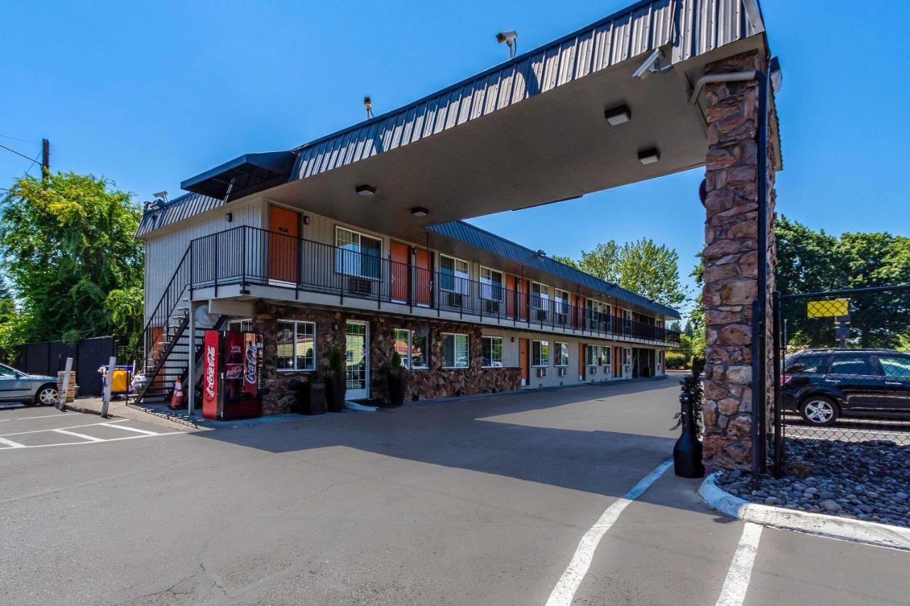 Econo Lodge Inn & Suites West Portland/Hillsboro Exterior photo