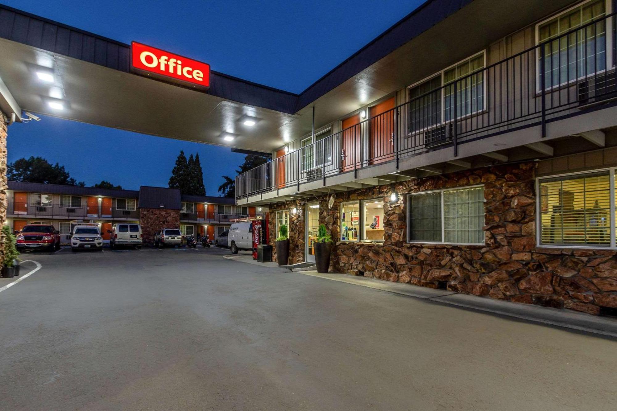 Econo Lodge Inn & Suites West Portland/Hillsboro Exterior photo