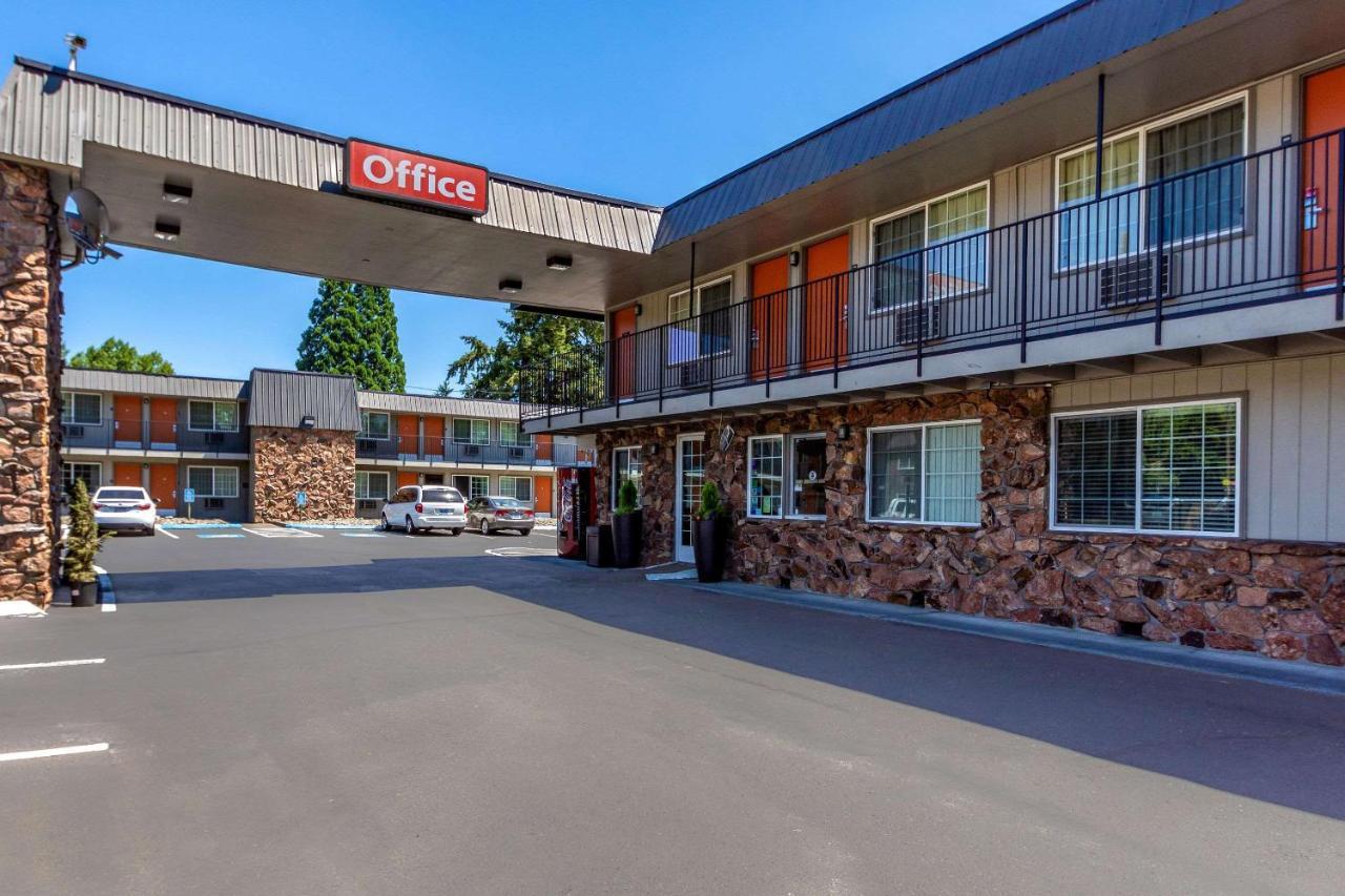 Econo Lodge Inn & Suites West Portland/Hillsboro Exterior photo