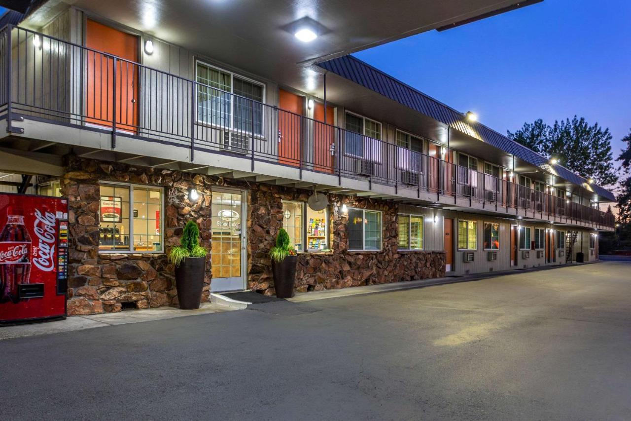 Econo Lodge Inn & Suites West Portland/Hillsboro Exterior photo