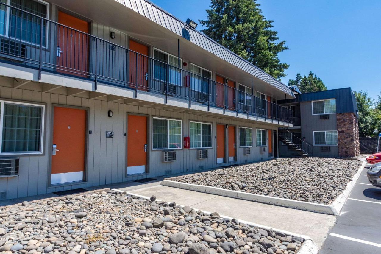 Econo Lodge Inn & Suites West Portland/Hillsboro Exterior photo