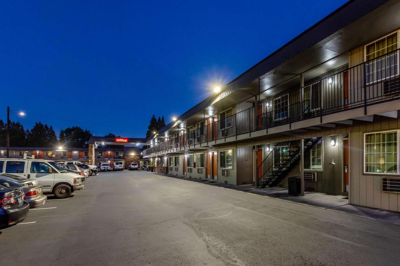 Econo Lodge Inn & Suites West Portland/Hillsboro Exterior photo